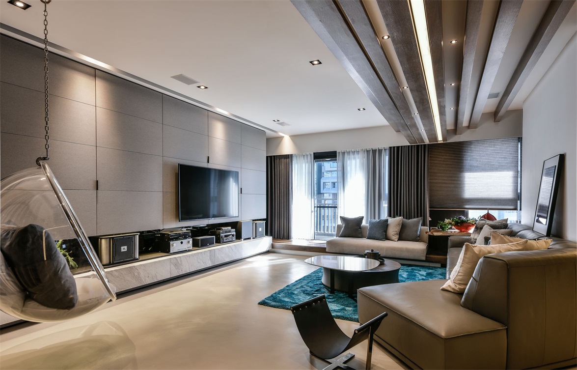 客厅用冷色去展现美式风格纯净的一面，家具不复杂，不夺目，安安静静。