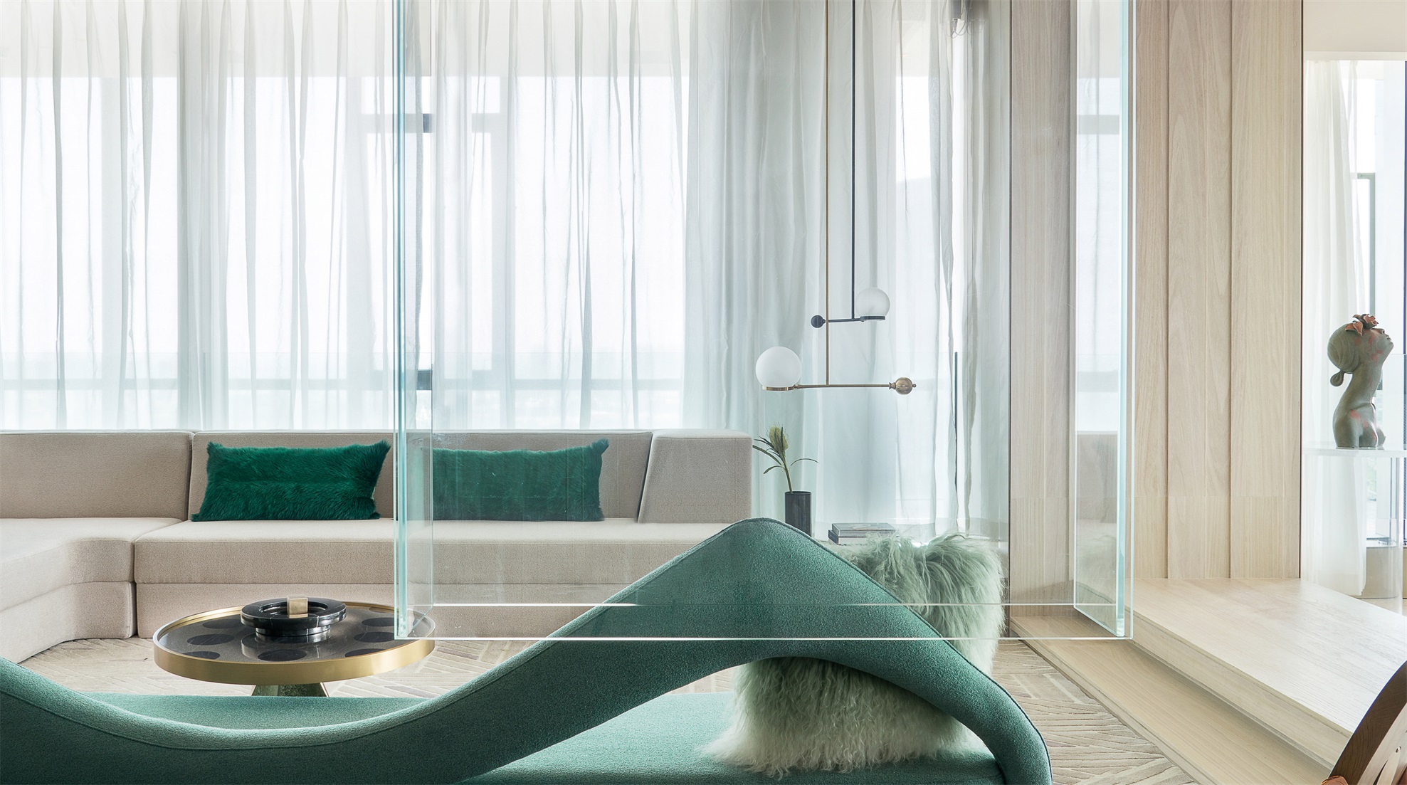 客厅以白色为主色调，灰白色布艺沙发是空间主角，局部用绿色进行点缀，简约大气。