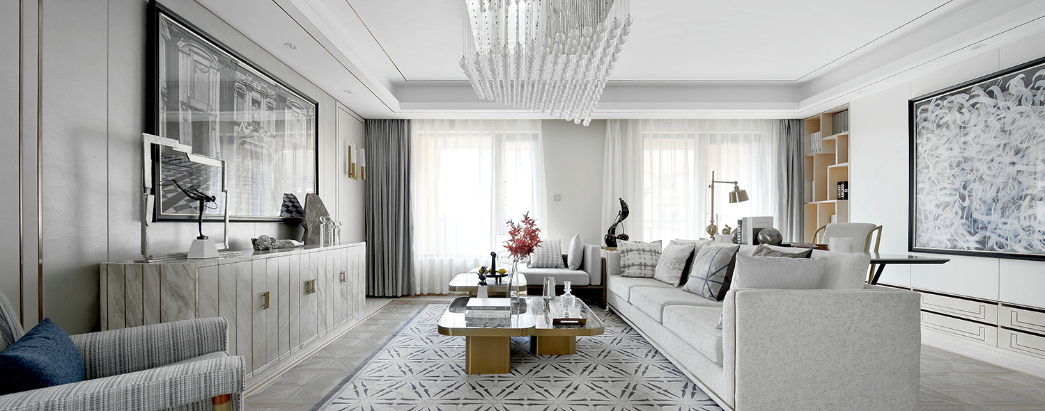 借助较好的采光，白色基调的客厅更显优雅，加之水晶灯、精致软装，空间奢华感油然而生。