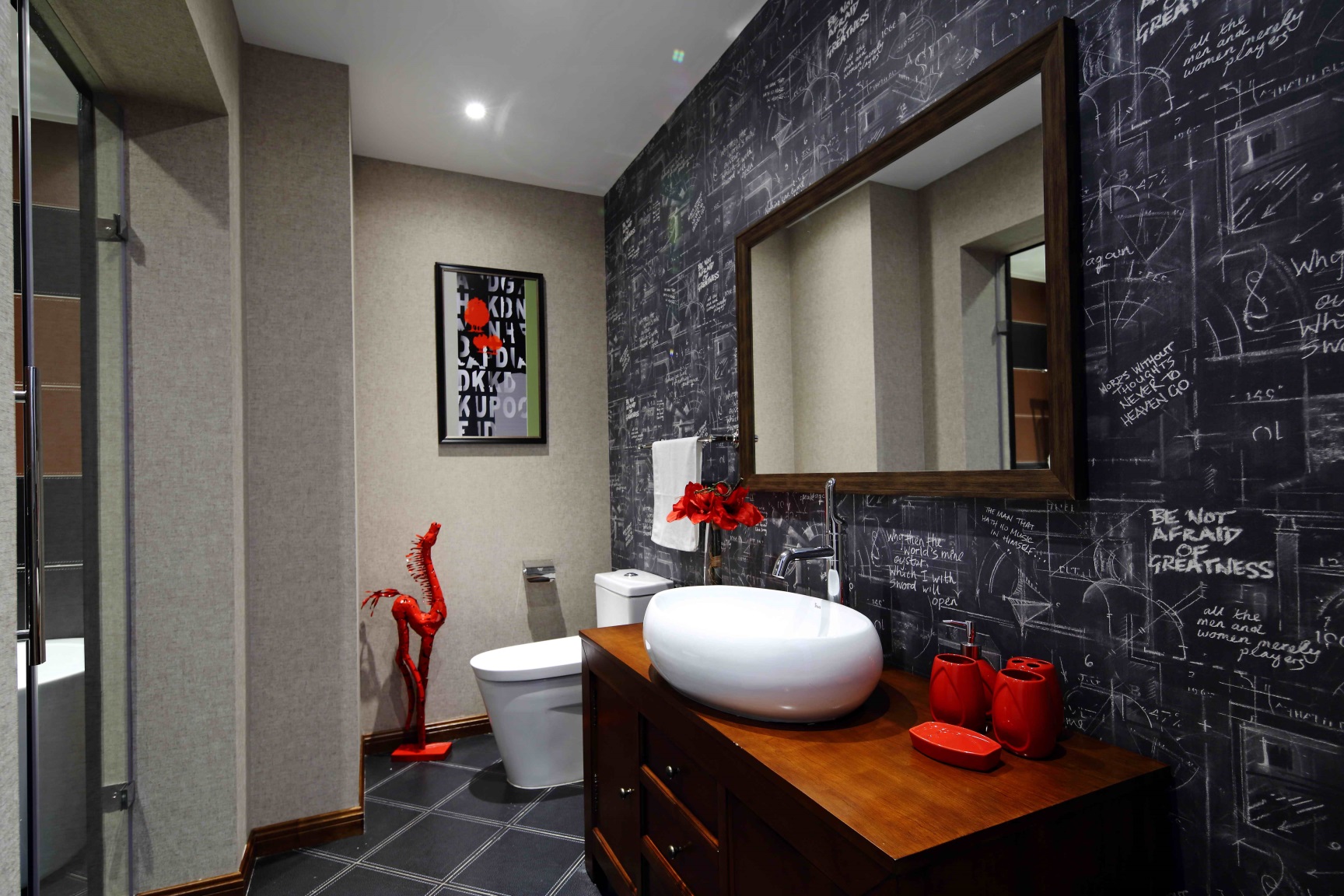 背景墙设计少年感十足，在红与白的碰撞下，空间更具氛围，营造出创意感满满的卫浴环境。