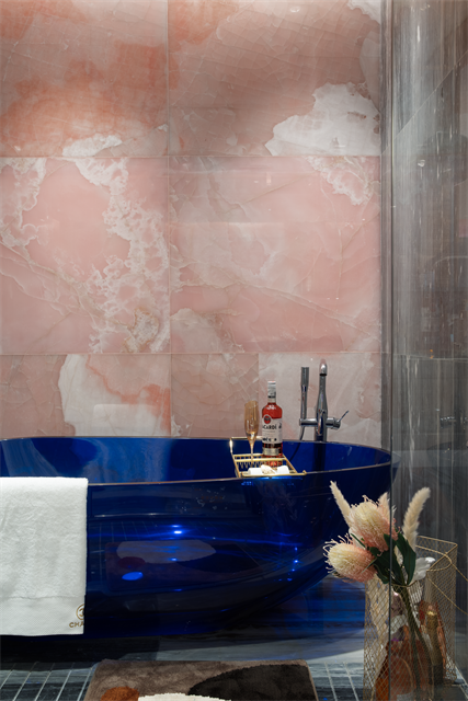 粉色背景墙与蓝色浴缸搭配，给原本不大的卫浴空间营造风情万种的卫浴氛围。