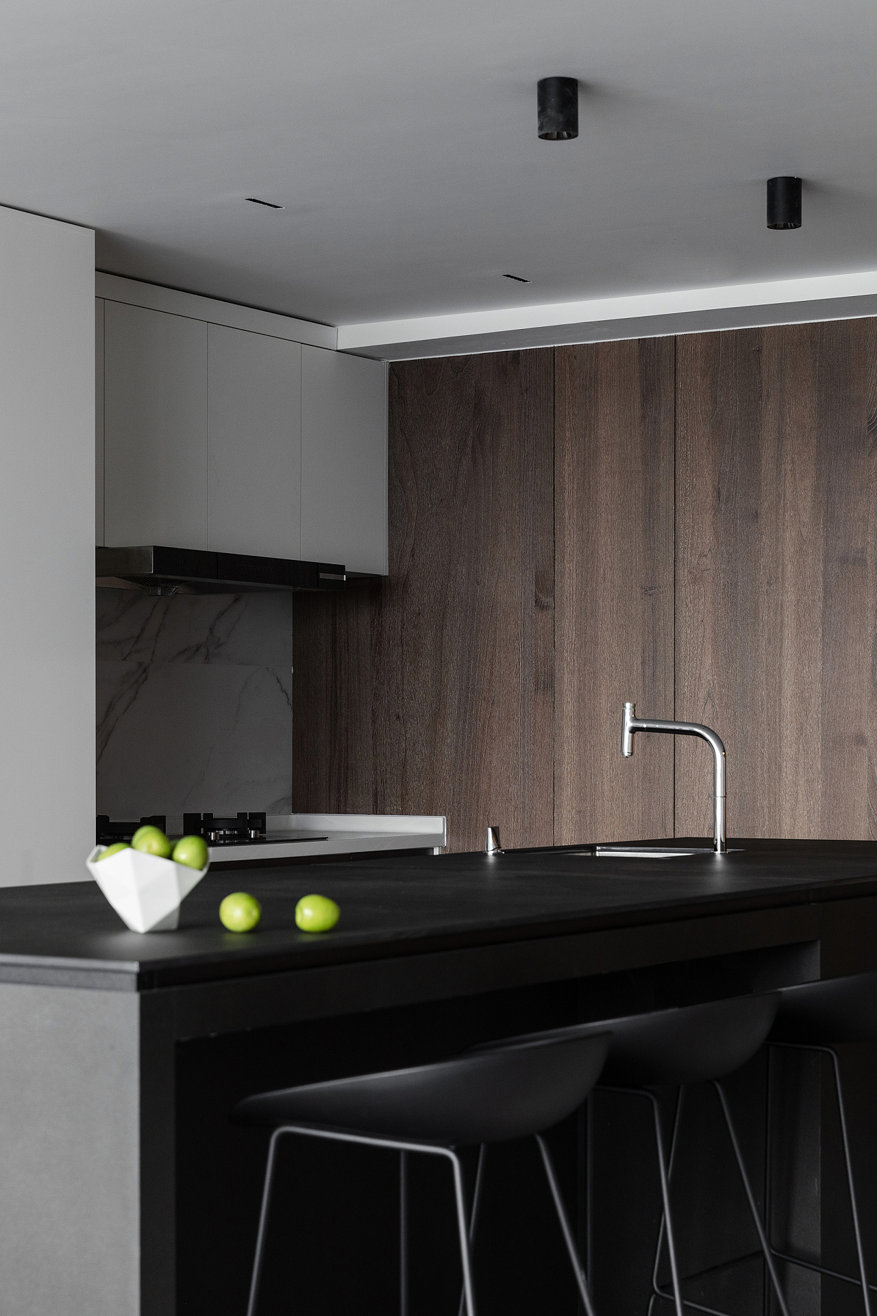 黑色吧台布局方案时尚精致,吧椅与桌面颜色统一,层次分明又简洁舒适.