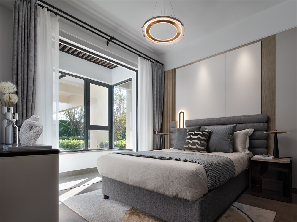 侧卧设计以简约舒适为主，整体空间感的搭配注重高品质与高级感。