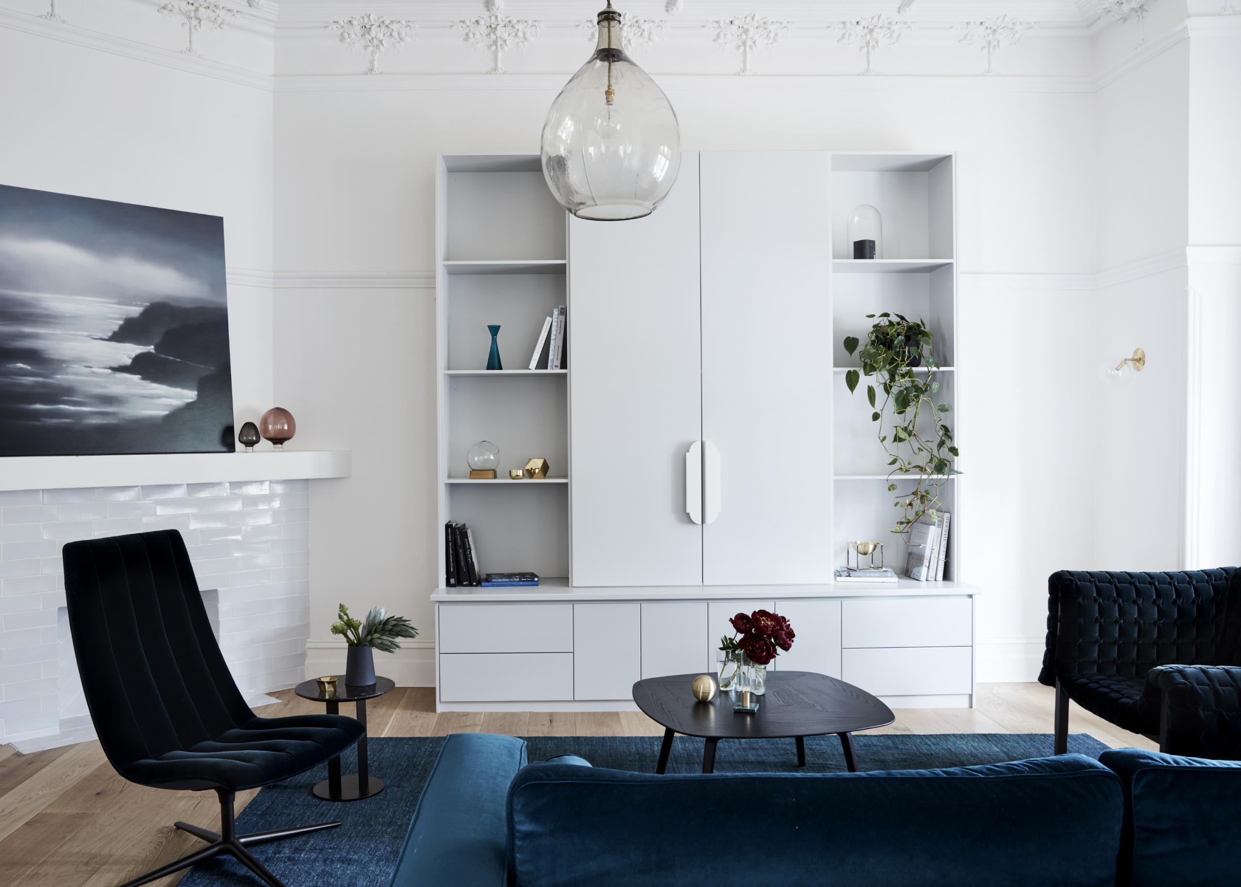 为了让客厅空间显得轻盈舒适，设计师使用了蓝白搭配的色彩技巧，呈现出高雅感。