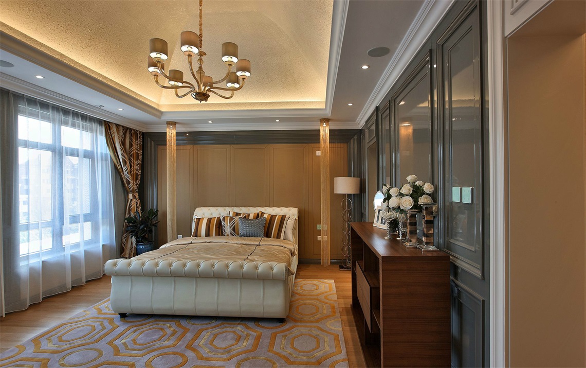 卧室床头墙米色调作为背景，白色皮质的床头靠背优雅大气，整体视觉效果典雅。