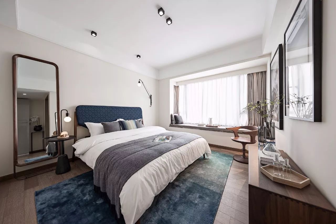 主卧吊顶简单设计，使空间更加宽敞，蓝色床头和灰色床品使卧室空间更为温馨。