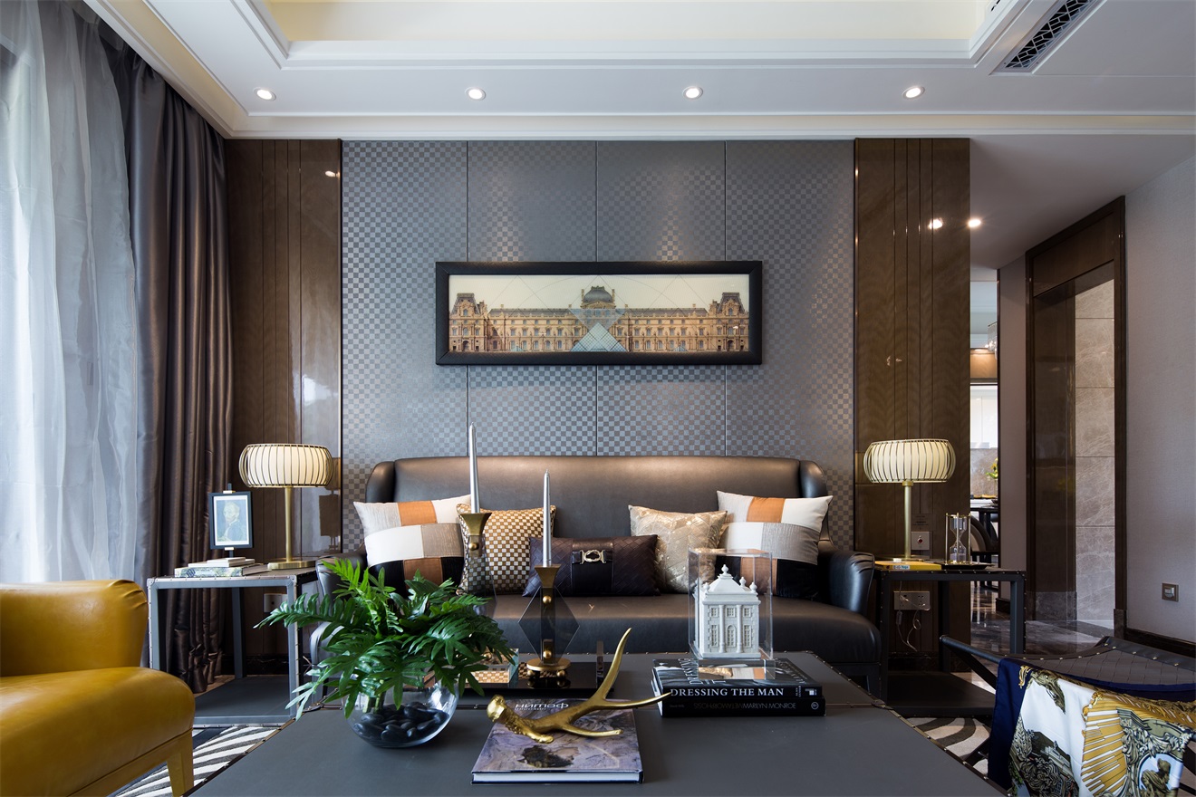 客厅以咖色为主基调,咖色皮质沙发搭配背景墙装饰画,庄严感油然而生.