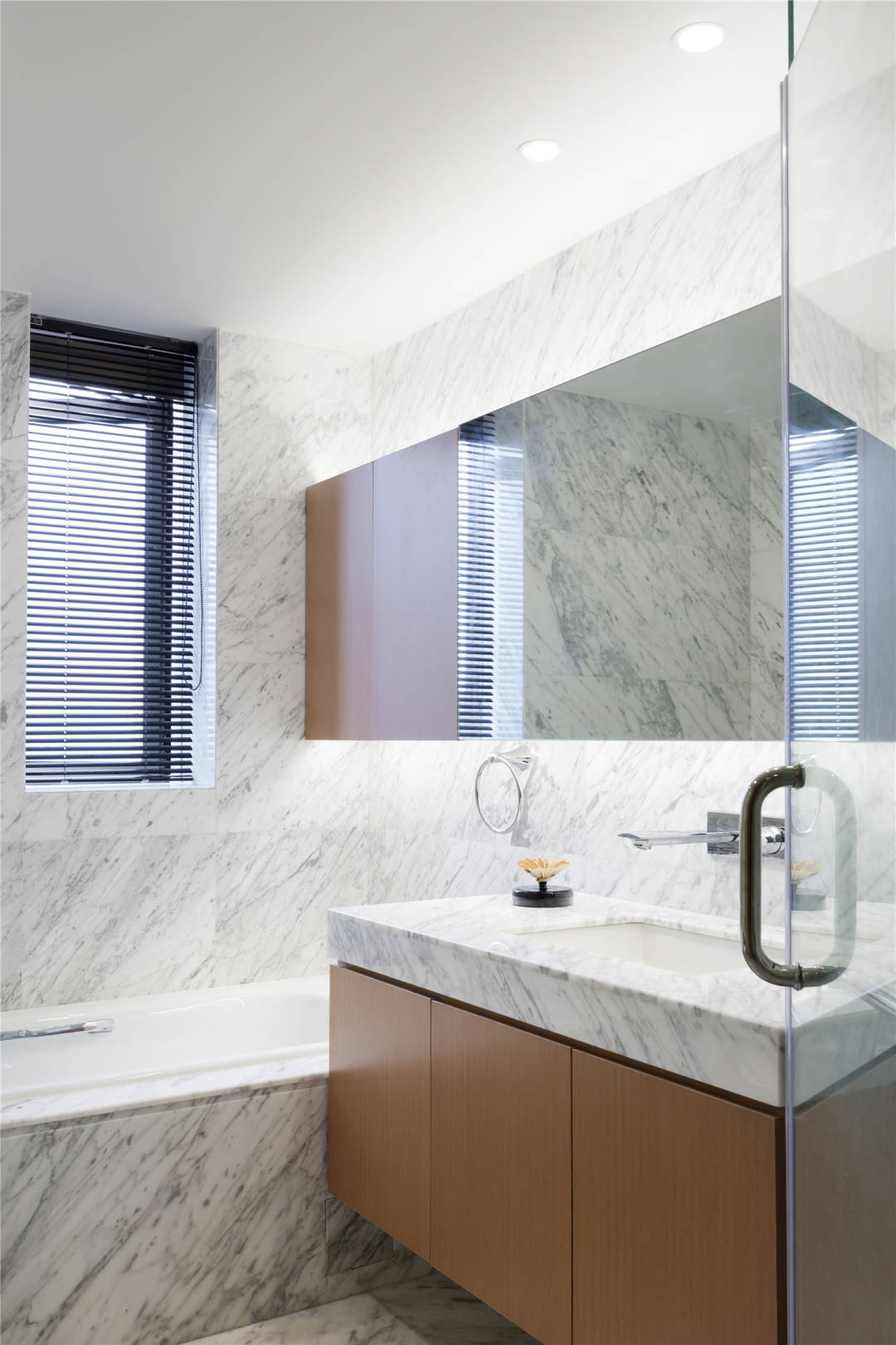 卫生间采用大理石作为背景，搭配长条明镜装饰，带来精致惬意的温馨感。