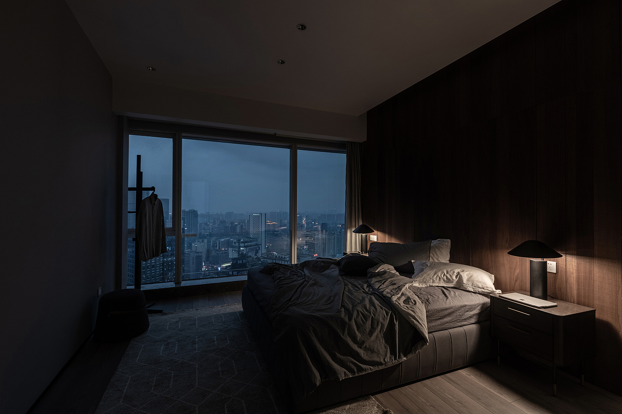 侧卧落地窗呈现出光影的变化，搭配床头灯具的点缀，为空间创造出一方静地。