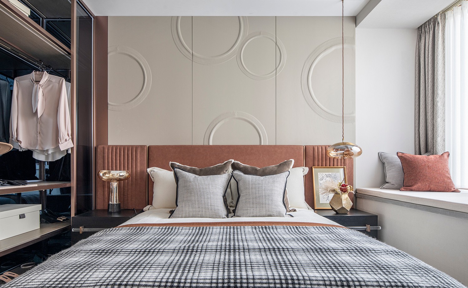 侧卧配色充满暖意，墙面上的白色线条搭配橘红色床头设计，让卧室空间更有灵气。