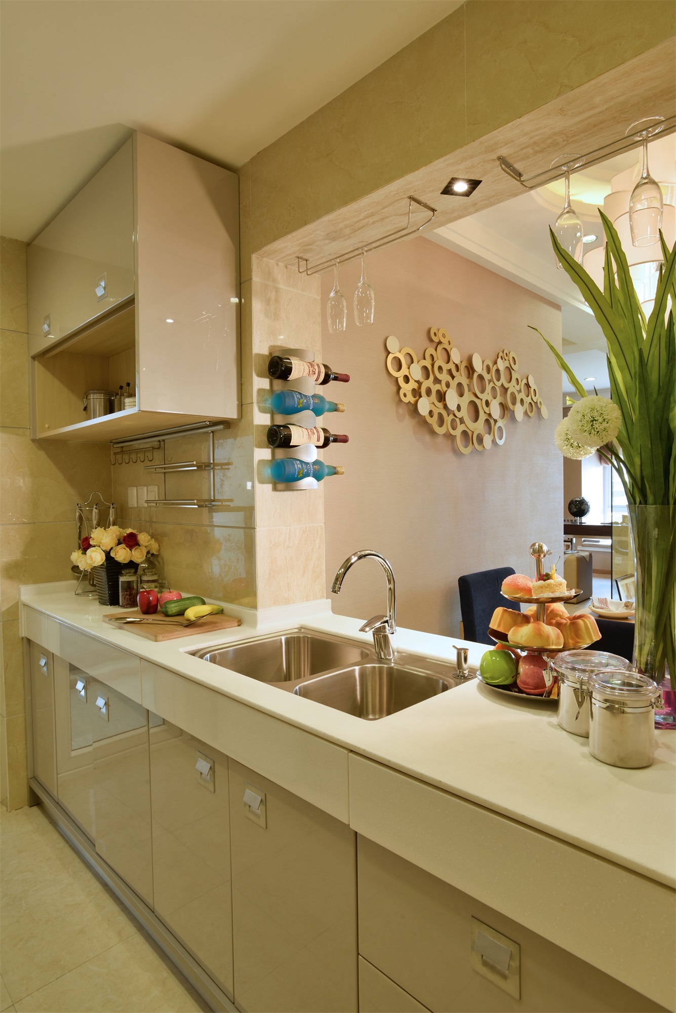 厨房沿用米色的主基调，使用米色橱柜打造，与客厅相对独立，又融会贯通。
