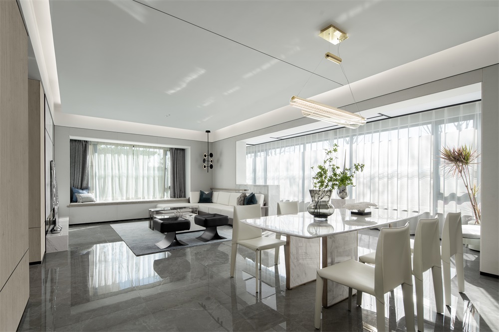 客餐一体化设计，整体空间以白色系为主，软装家具的搭配使空间更静谧。