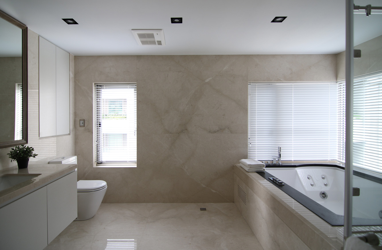 卫生间在材质方面保持米色调，加入了白色元素后，让空间更时尚。
