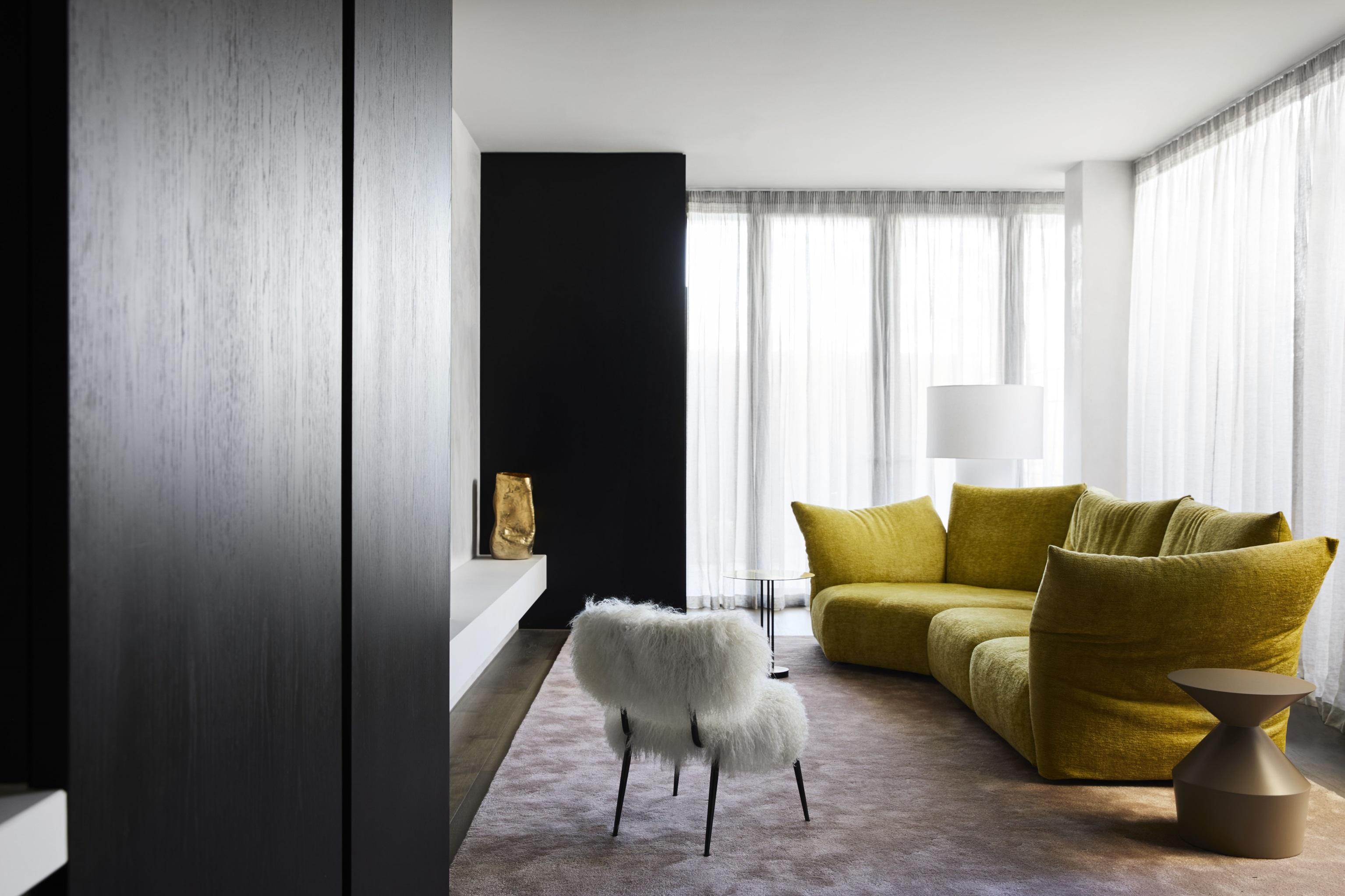 客厅设计自然简单，搭配上木质墙体构造和金色沙发，空间柔和雅致。