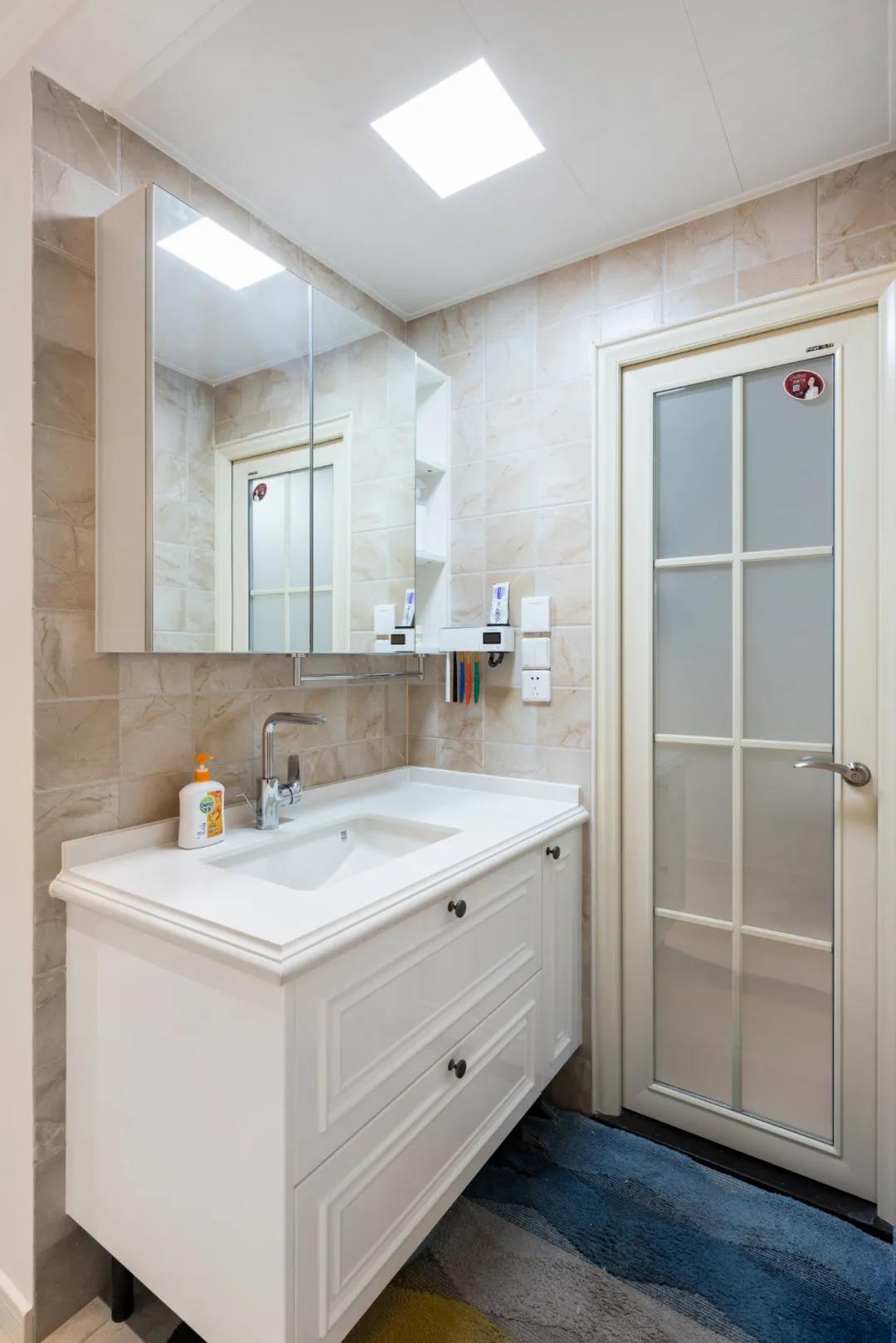 为增大卫生间面积，洗手池外移设计，米色背景下整个空间都显得更加端庄稳重。