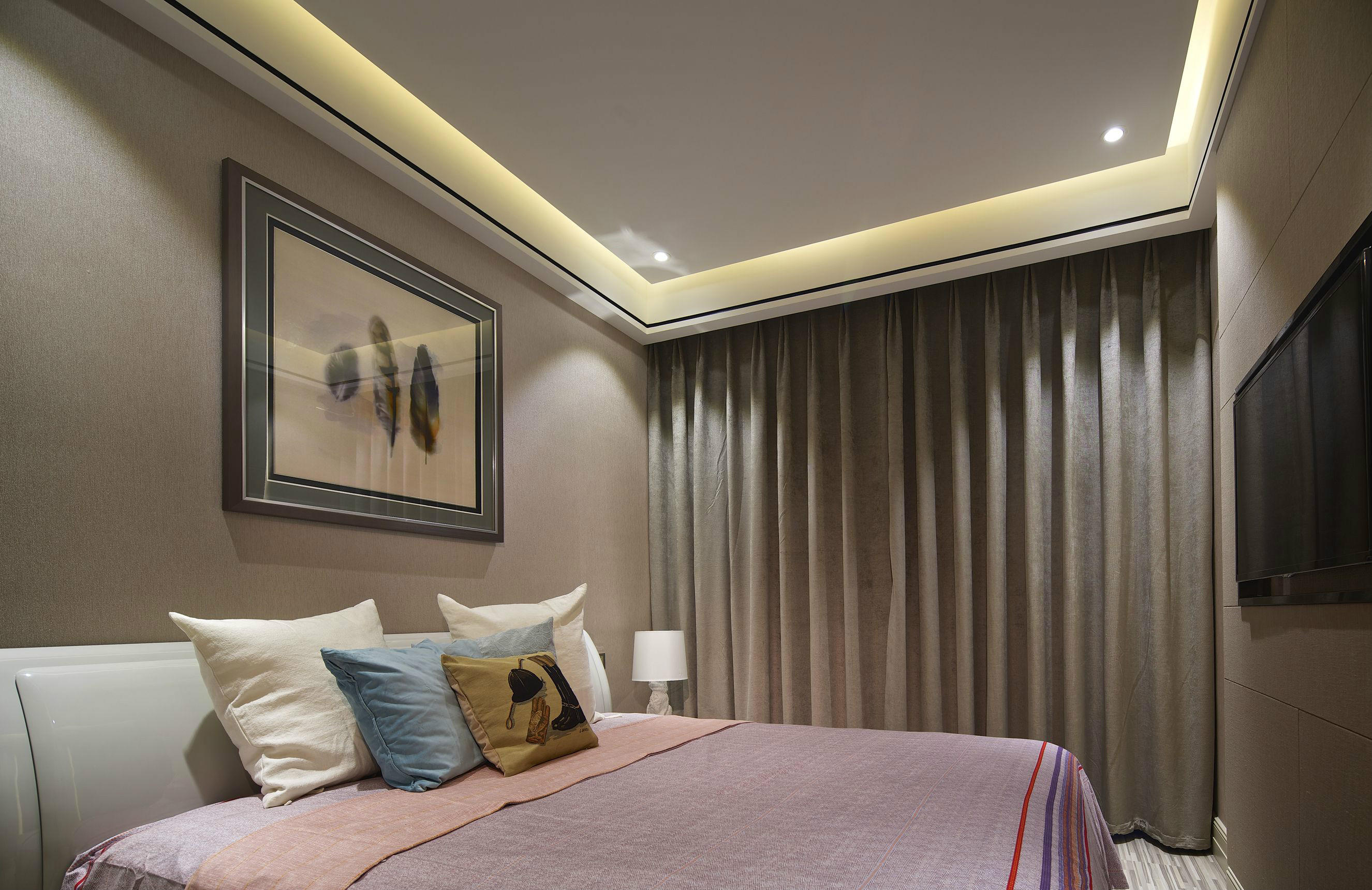 侧卧舒适为考虑的重点，卧室顶面没有设顶灯，并用温馨柔软粉色床品来装点空间。