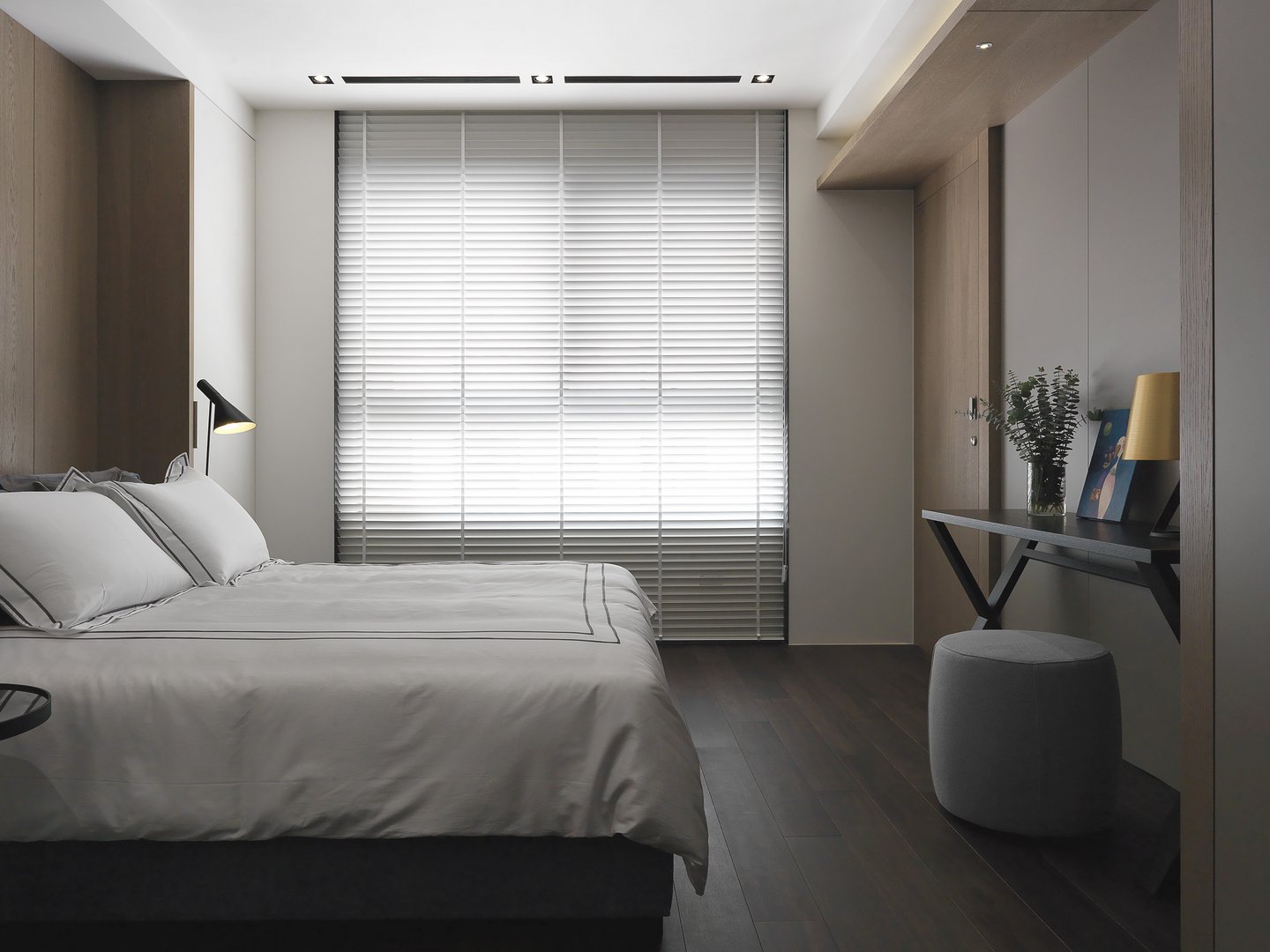 侧卧无吊顶设计，白色空间中使用了木质元素勾勒，营造出宽敞平静的既视感。