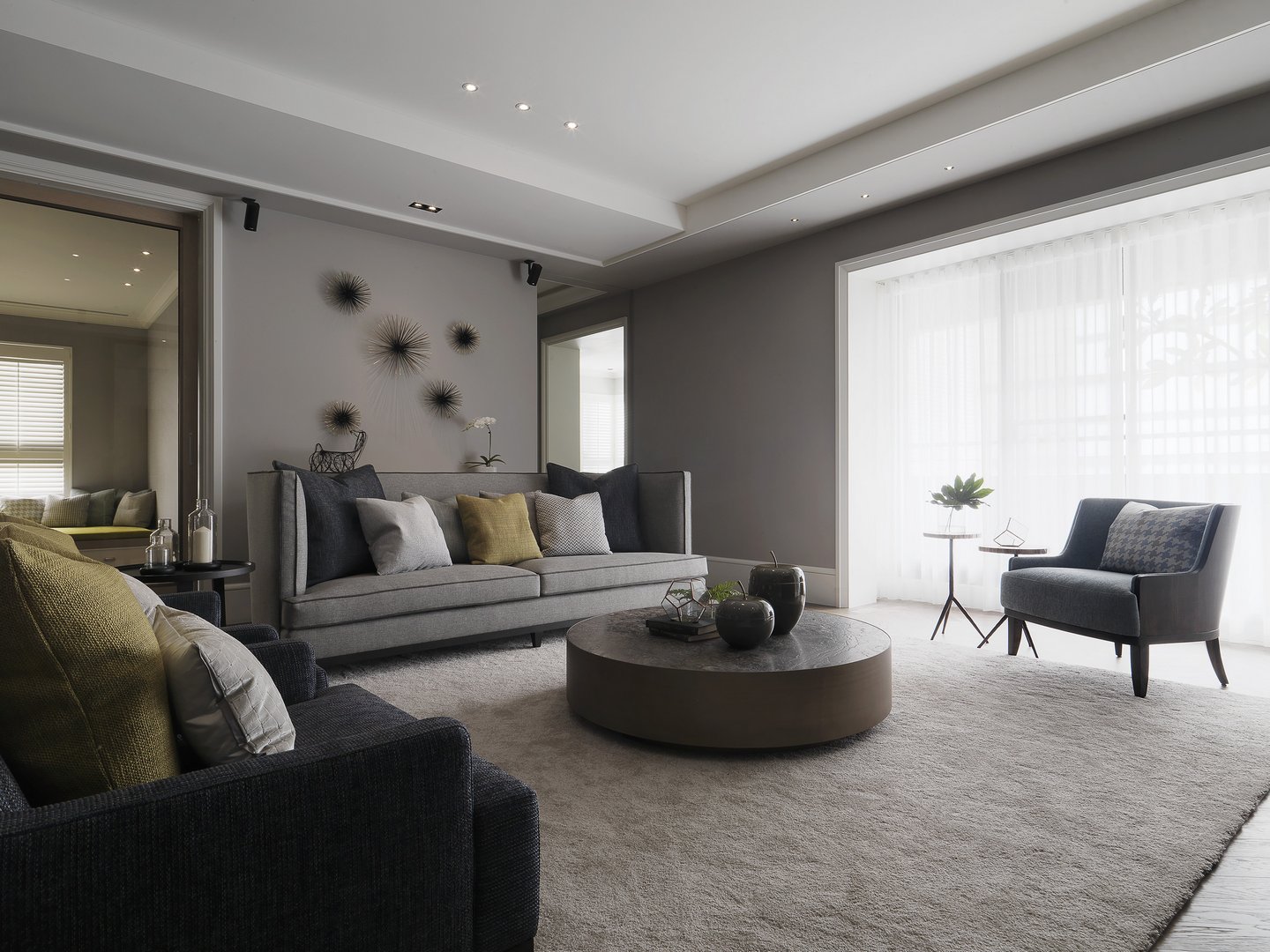 客厅整体低调奢华，沙发背景墙采用灰色背景与装饰画结合，空间不显冷清。