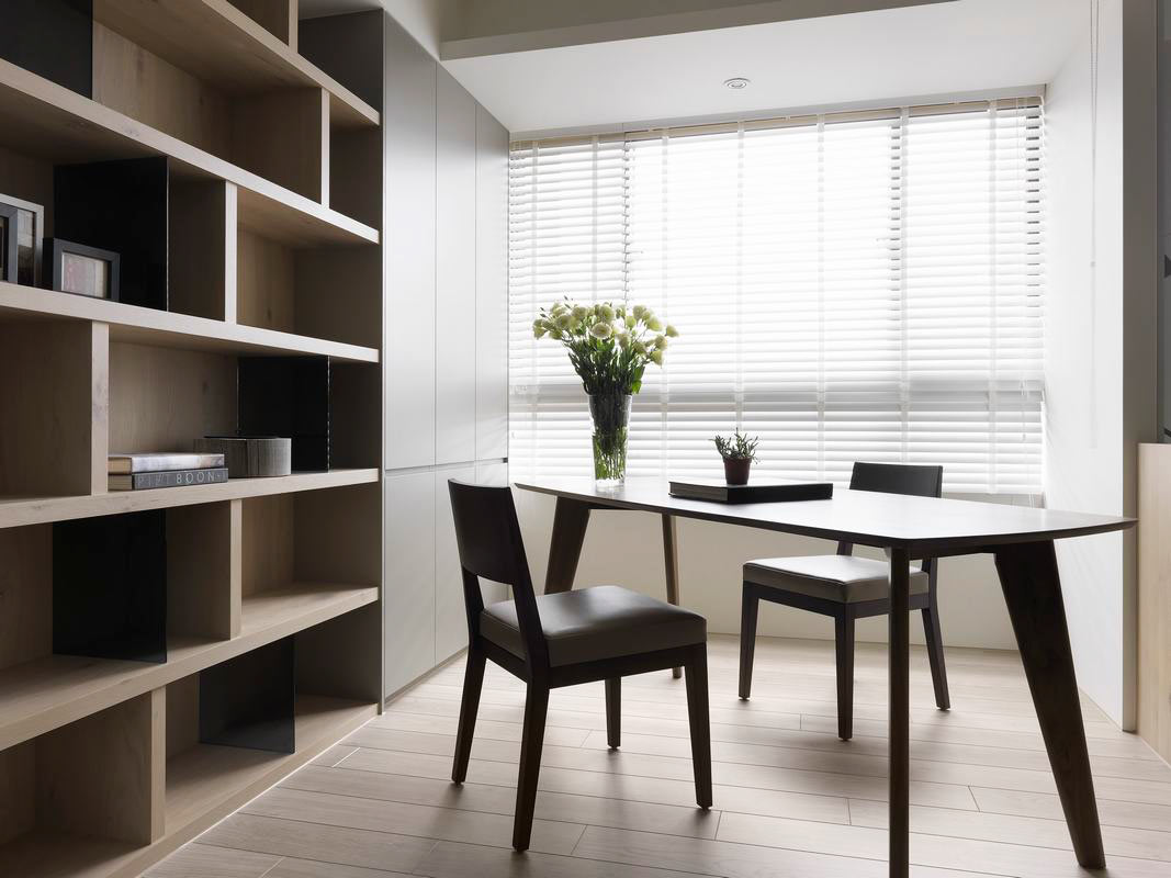 将书房设计在客厅中是一种节省空间的方法，木质结构设计，给人带来较为强烈的视觉冲击。