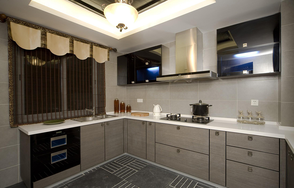 厨房以素雅的灯具为中心，吊顶搭配灯带，柔和的灯光，达到更好的现代效果。