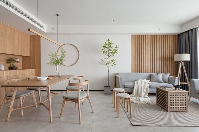 木质基调的餐边柜增加了用餐空间的质感，简雅餐桌椅营造出恬静安适的氛围。
