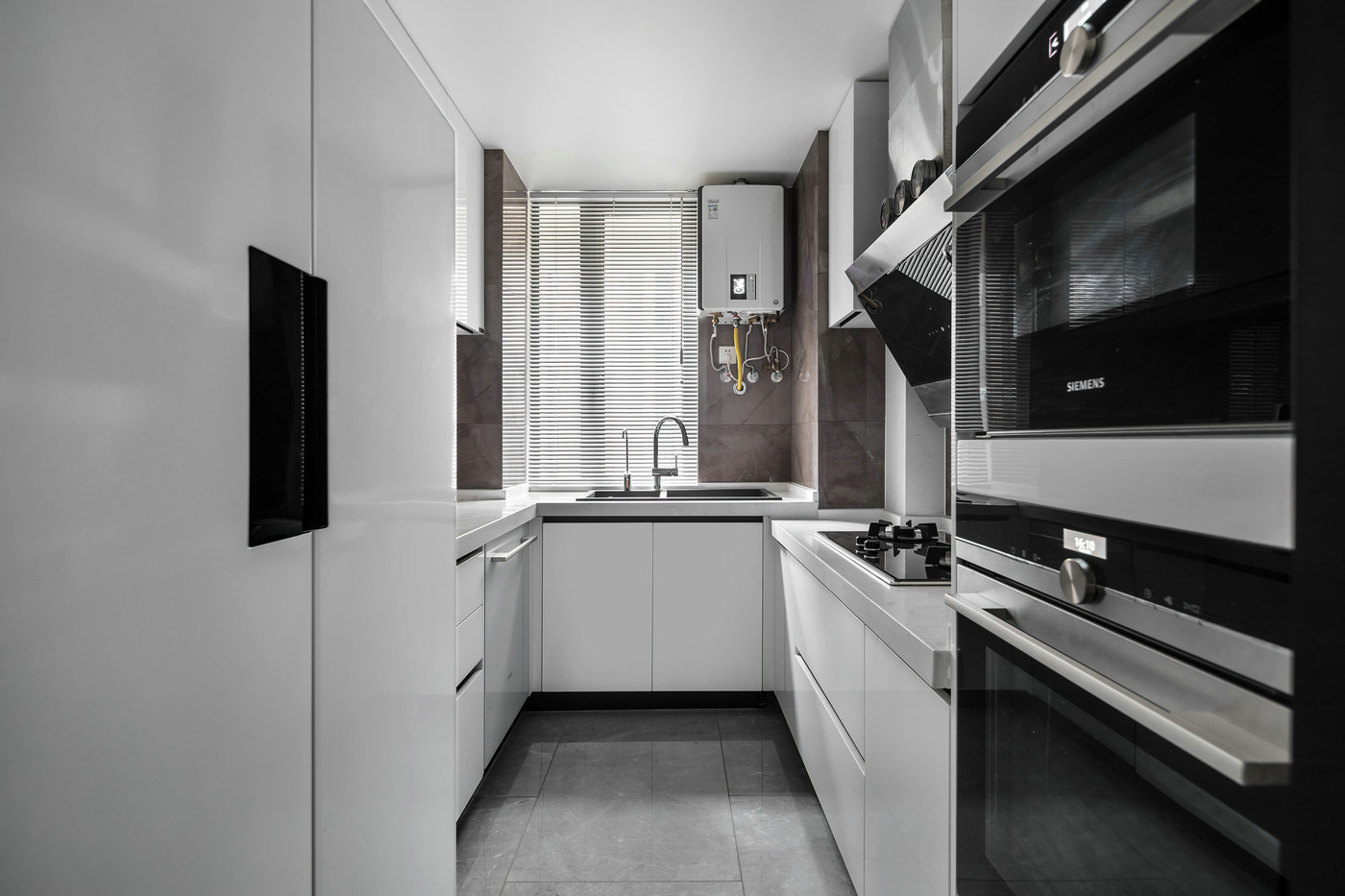 厨房格局紧凑，咖色背景雅致，搭配白色橱柜挑起空间韵律感，散发独特魅力。