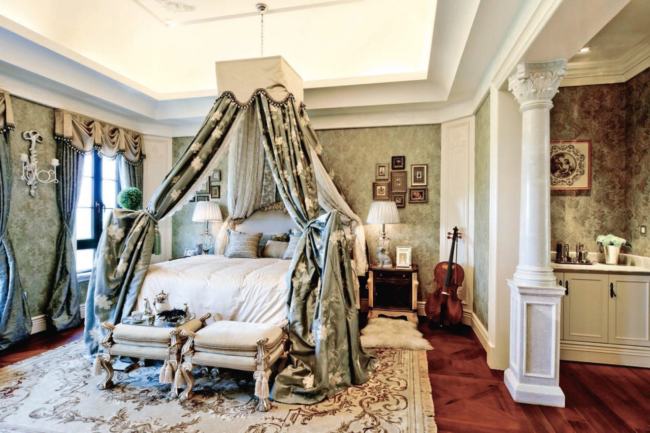 一进次卧便被帷幔设计吸引了眼球，空间配色层次分明，展现出法式贵族的浪漫与高贵。