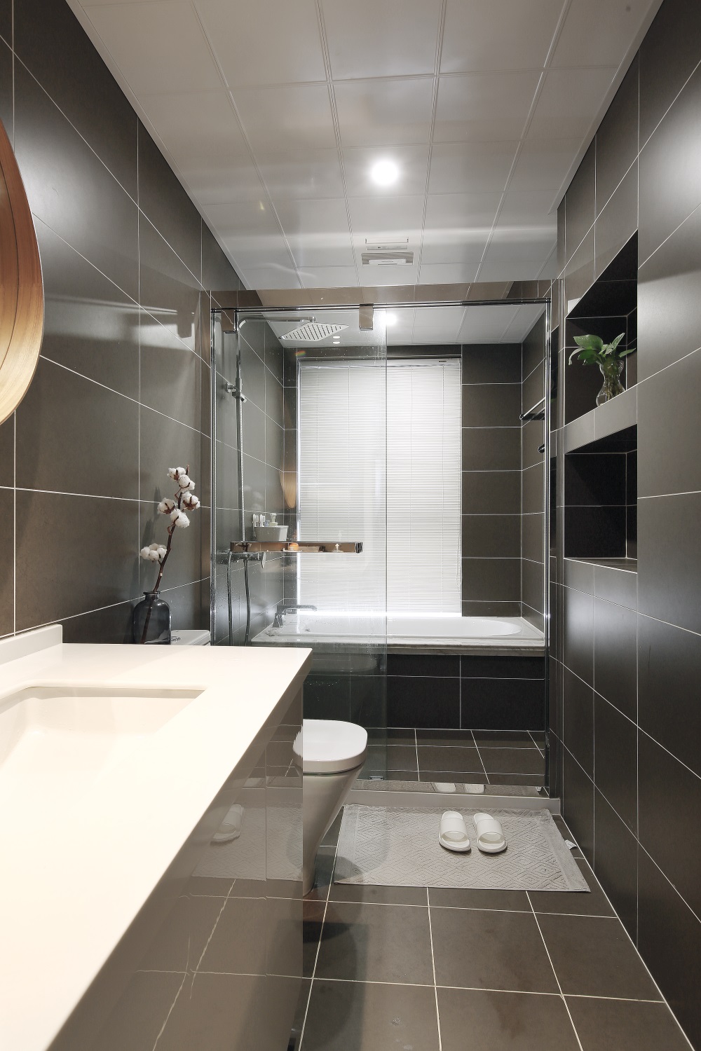 卫浴空间以咖色为背景，局部采用了干湿分离设计，整体动线布局巧妙。