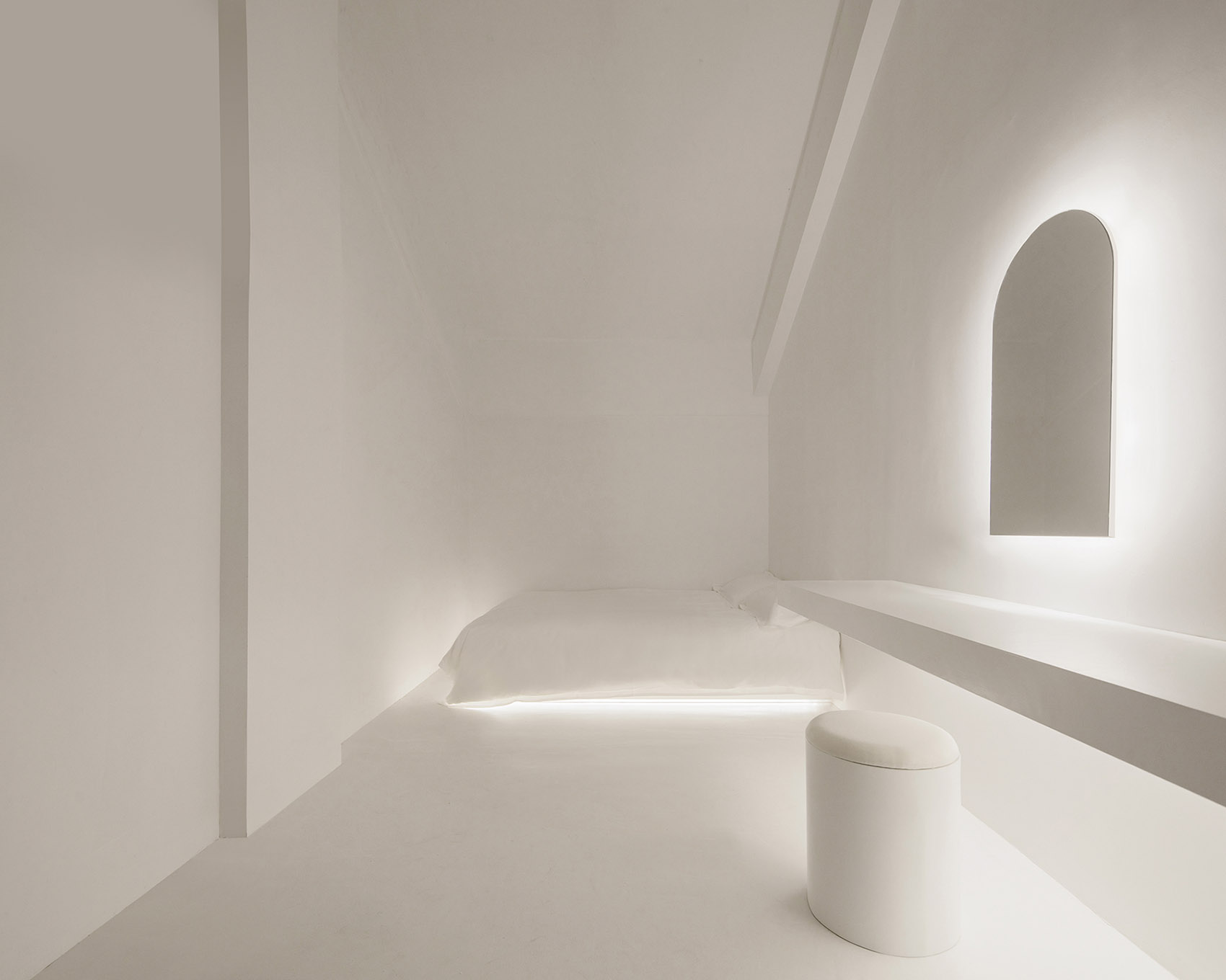 白色墙体、床、搁台、座椅，共同架构出充满轻盈质感的空间，光影成为一道盛景。