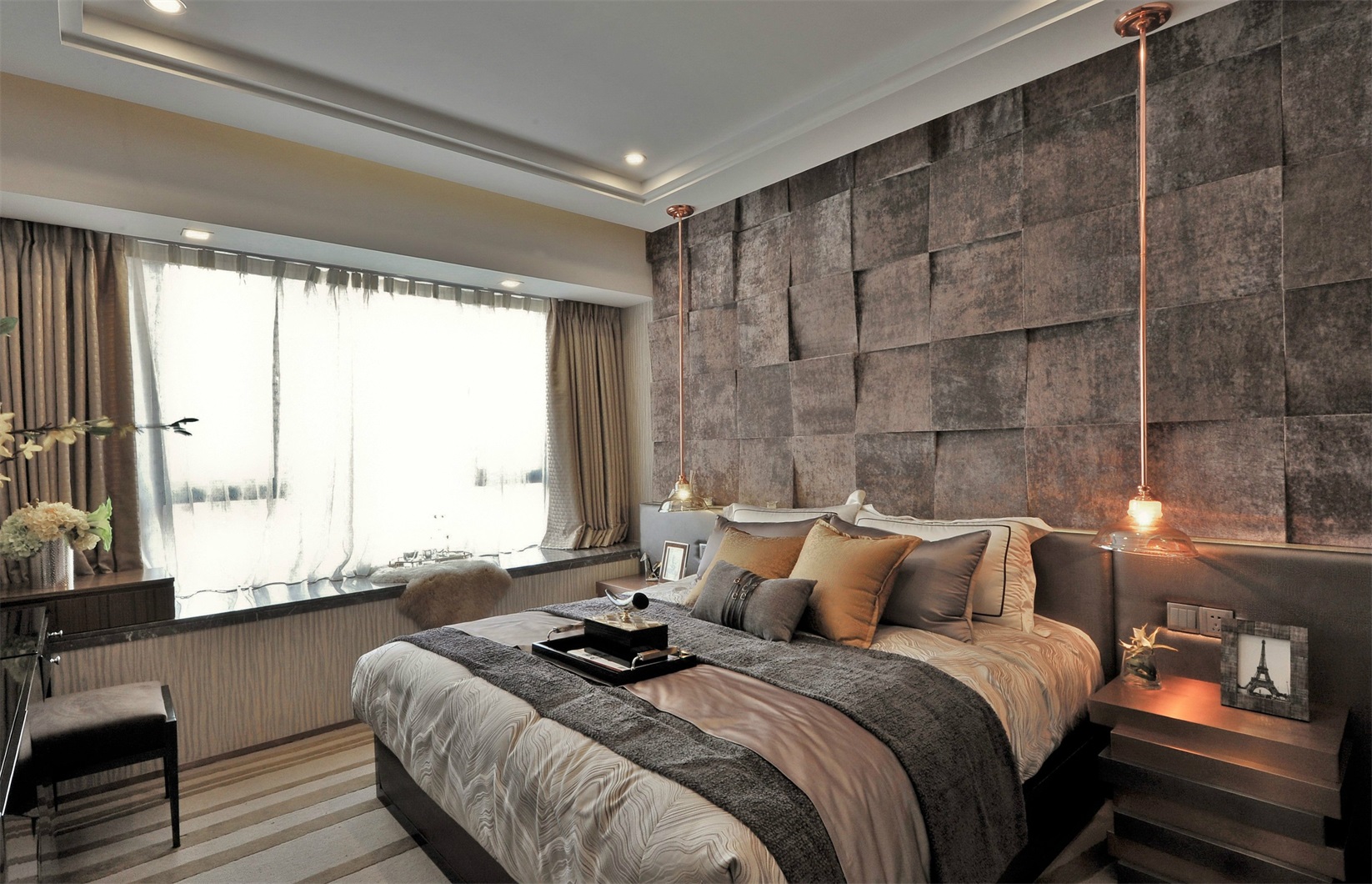 简约的背景墙设计营造出一个层次丰富的侧卧空间，垂吊灯具让卧室空间更加的安静舒适。