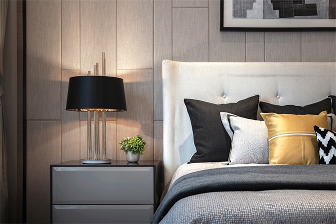 侧卧木质背景墙和白色床头搭配，让空间更具有现代美感，桌子上绿植的装饰，展现出主人的浪漫情怀。