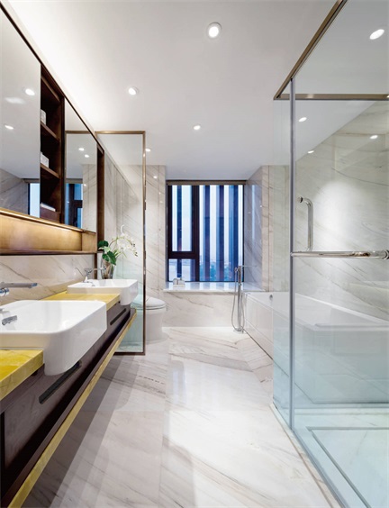 米色调大理石瓷砖搭配金属元素，完美诠释空间高级感，卫浴空间简洁而明亮。