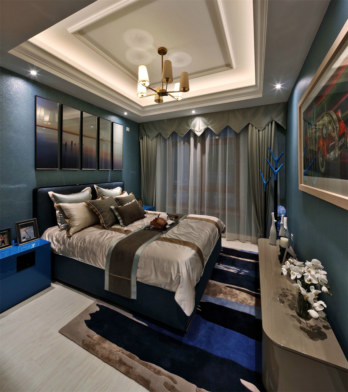 深蓝色的墙壁和顶面线条形成对比，让人在次卧空间中不再感到空旷。