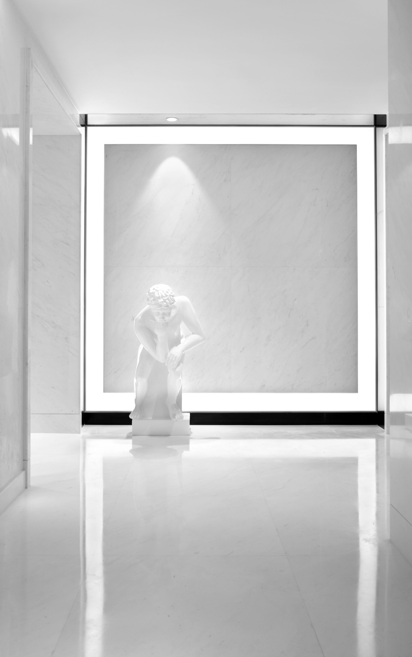 玄关处以白色为基调，空间带着沉稳的气质，搭配灯光照明，打造出独一无二的时尚感。