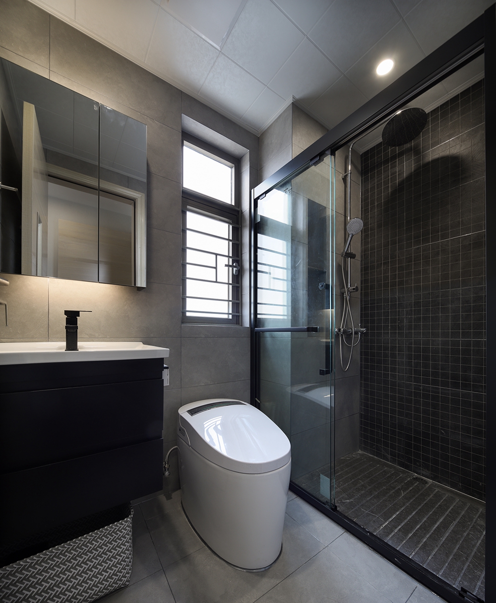 洗手间以黑白灰色调为主，用当下流行的干湿分离设计来体现空间的秩序。