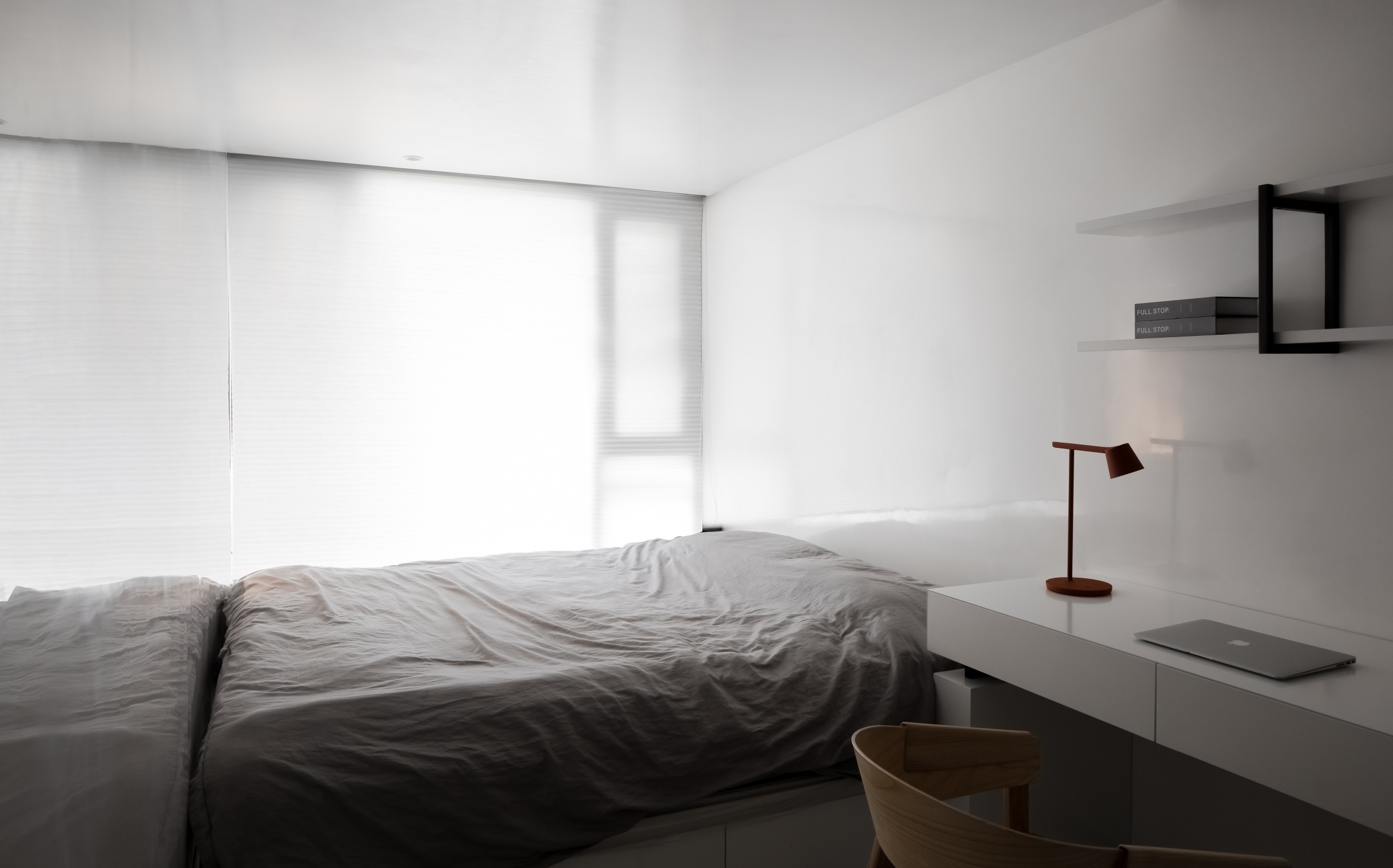 侧卧以白色为主题，榻榻米无床头设计提升了空间利用率，使空间显得舒适而精致。