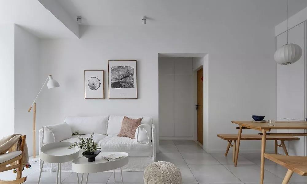 鲜明的白色基调使空间显得十分整洁，优美的木色家具造型简洁，元素统一。
