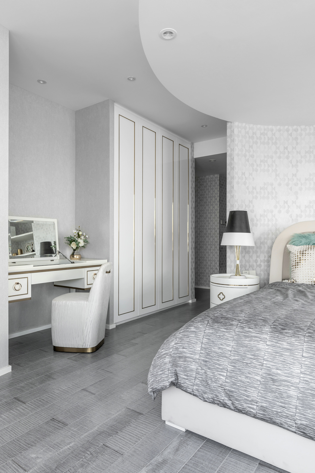 卧室弧形设计简洁大气不失清新优雅，空间以灰色为基调，弧形玻璃让整个空间放大了。