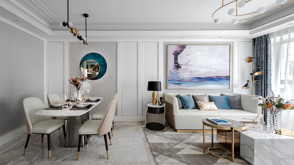 客厅空间的主色调是米白色，奠定了温馨的氛围基调，蓝色点缀提升了空间的精致感。