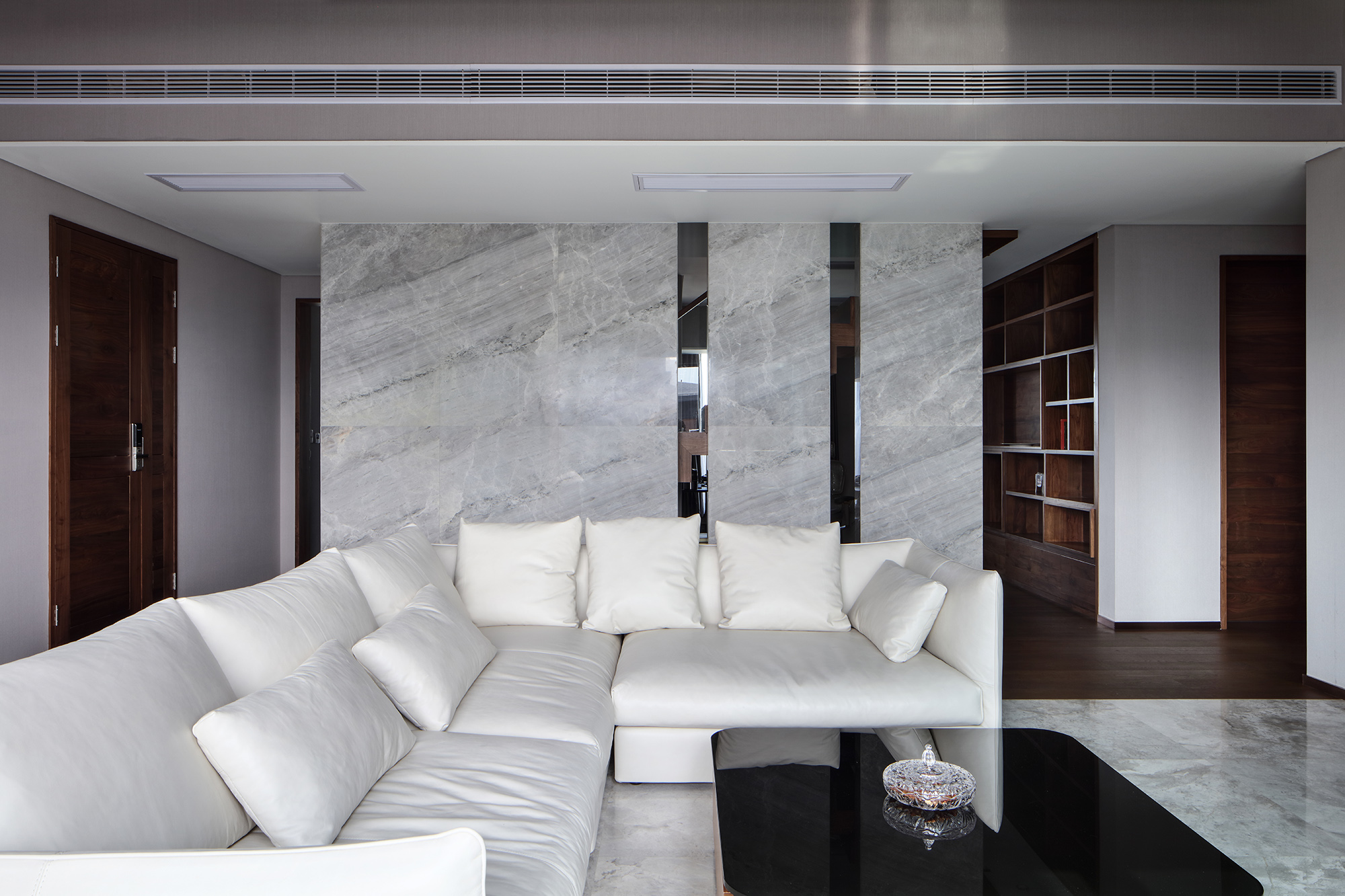 沙发围合式的陈设方式满足了主人基本的社交需求，大理石作为地板，美式格调浓郁。