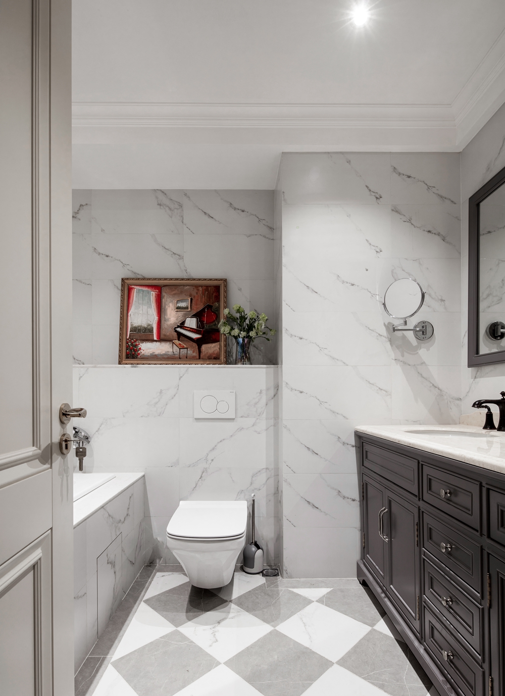 卫浴空间色调细腻，白色大理石蔓延融合，高贵气息油然而生，呈现出高格调观感。