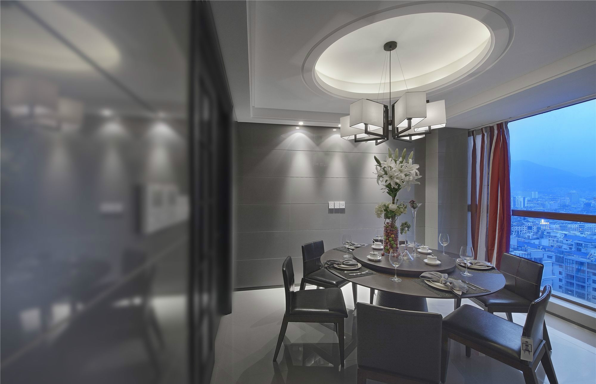 餐厅灰色的餐桌椅结合精美的吊灯元素， 满足了主人追求工业风生活的态度。