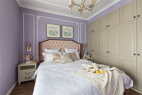 侧卧采用紫色作为卧室的主色调，搭配素色的衣柜让卧室更加平和。