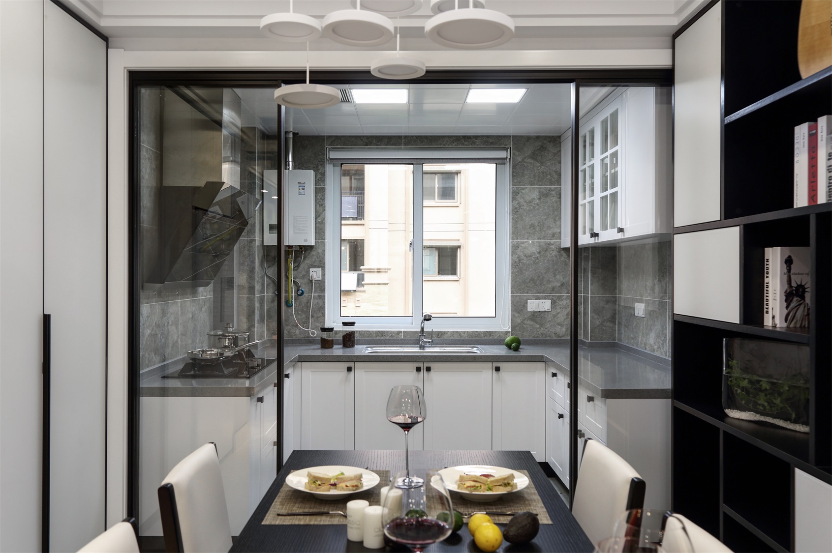 厨房餐厅一体化设计，厨房使用白色橱柜+大理石背景的设计手法，整个空间更加大方。 5