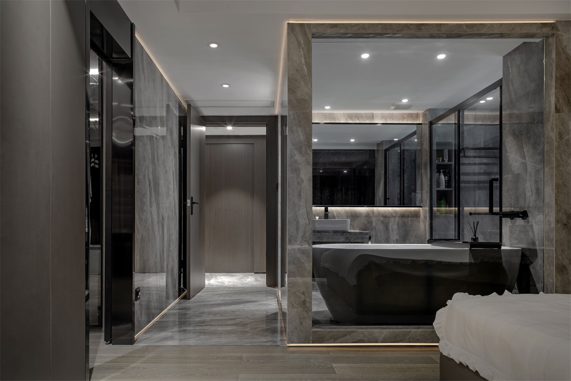 卫生间整体为灰色设计，为空间增添了一份精致感，动线设计十分明确。