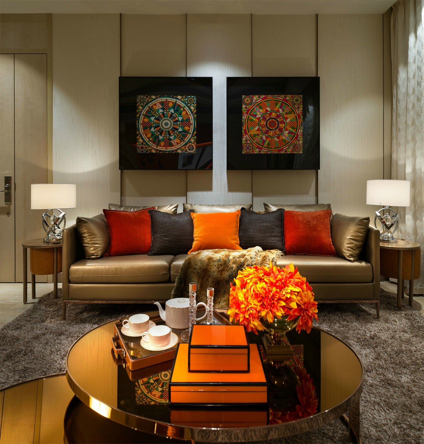 客厅色彩优雅，简练大气，橘色皮质沙发搭配亮色抱枕，凸显出高大上的视觉氛围。