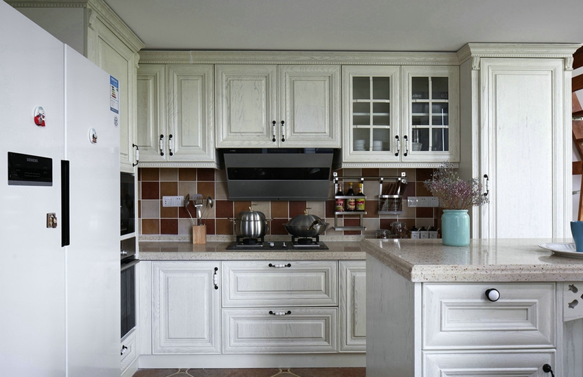 厨房层次分明，白色橱柜搭配花色背景，凸显出欧式空间的华美质感。