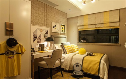 侧卧大面积米色运用带来一个简约而具有档次感的空间，加上黄色提色，空间更为温馨。