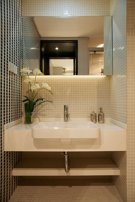 卫浴面积紧凑，功能完整，洗手台上下两层，功能性十足，瓷砖色感多元化，大气不失温柔。