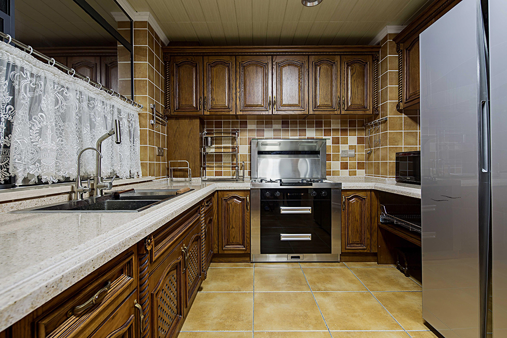 厨房以实木橱柜为主，品质与素雅蔓延整个空间，打造出端庄华丽的烹饪环境。